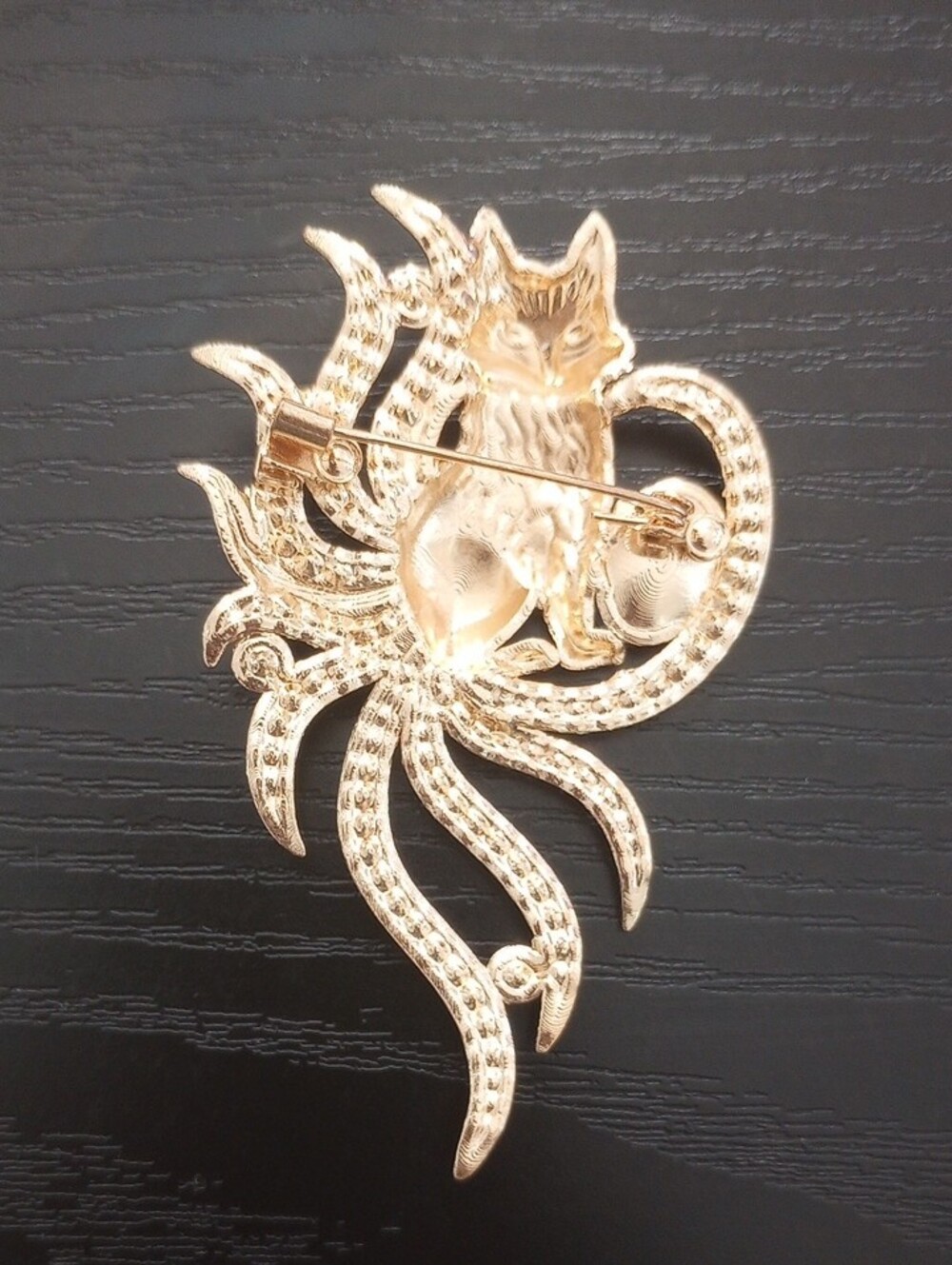 Blue White Delft Floral Fox Gold-Tone Brooch Pin with Emerald Accents - Picture 3 of 4